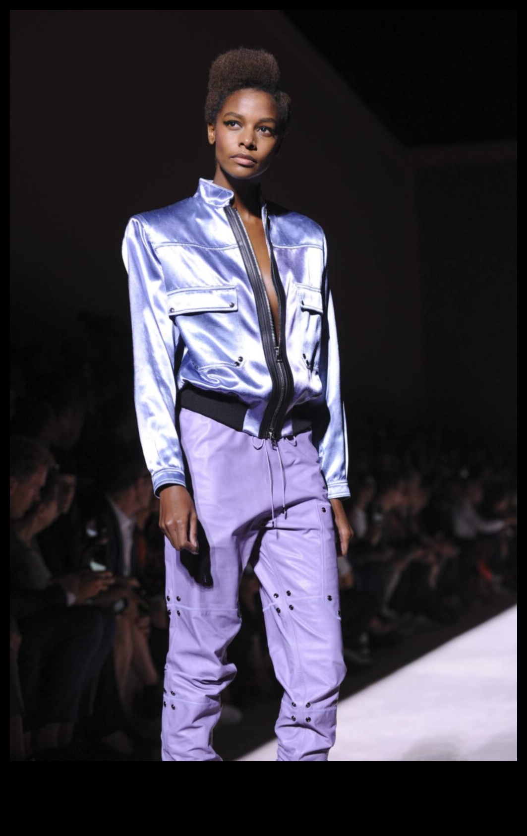 Glamour Gazette: High-End Fashion αποκαλύφθηκε σε Timeless Captures