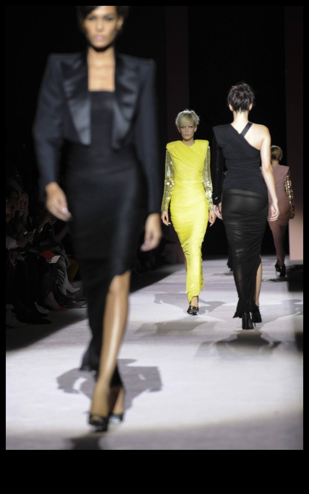 Glamour Gazette: High-End Fashion αποκαλύφθηκε σε Timeless Captures