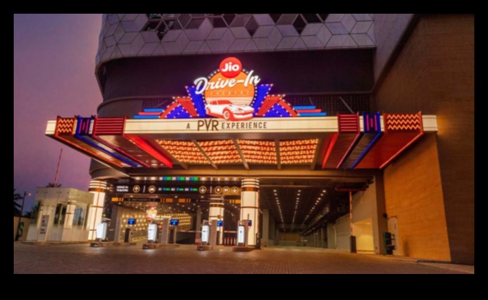 Drive-In Theatre: Προβολείς και ηλεκτρονικά για μια κινηματογραφική εμπειρία στο δρόμο